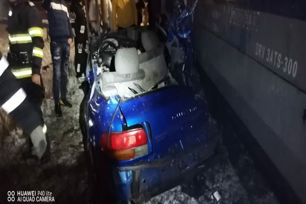 Mașină lovită de tren la Câmpulung Moldovenesc. O femeie și-a pierdut viața (FOTO/VIDEO)