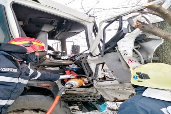 Accident pe raza județului Suceava! O persoană a rămas încarcerată (FOTO)
