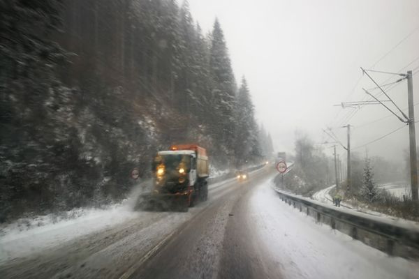 Zeci de utilaje împrăștie sare pe drumurile înghețate din județul Suceava