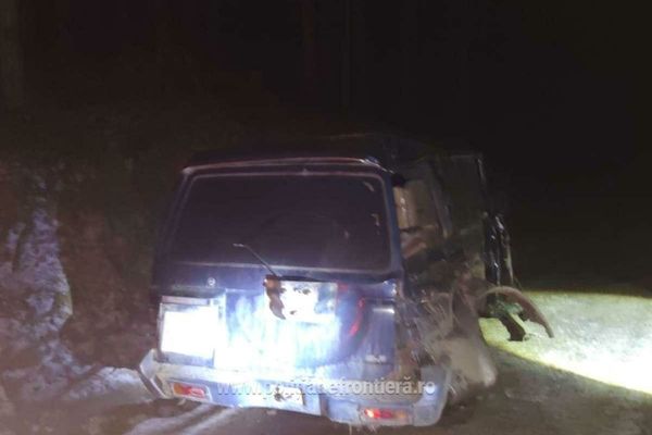 În încercarea de a fugi de poliție, un contrabandist a intrat cu mașina într-un cap de pod și s-a răsturnat