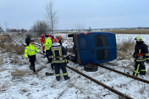 Microbuz răsturnat pe calea ferată (FOTO) 