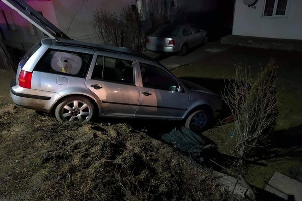 Stâlp de electricitate rupt de un autoturism. Șoferul  a ajuns la spital.