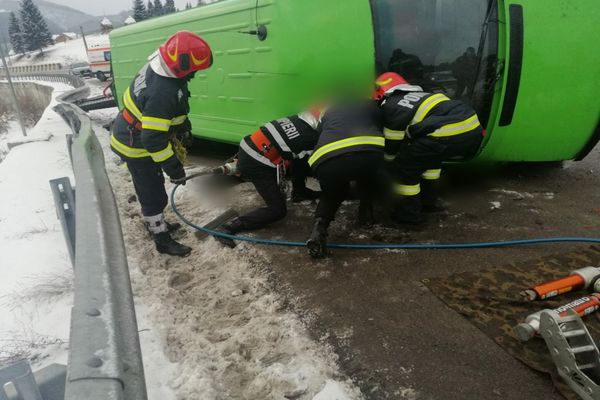 Microbuz cu șapte pasageri, răsturnat în Pasul Mestecăniș! Două persoane și-au pierdut viața (FOTO)