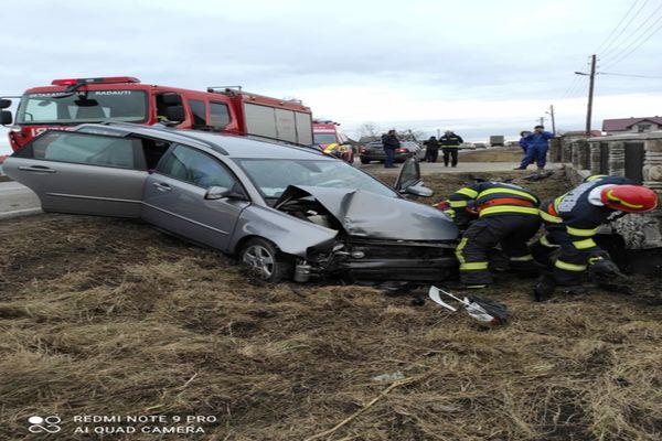 Accident în județul Suceva! Un copil și un adult au fost transportați la spital (FOTO)