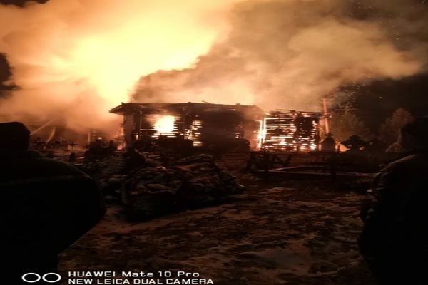 Biserică de rit vechi mistuită de flăcări! În picioare a arămas doar clopotnița (FOTO/VIDEO)