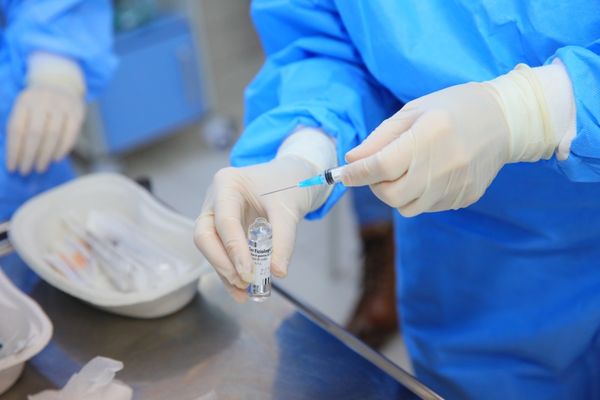 Sincopele campaniei de vaccinare. Cum s-a ajuns ca sute de doze să fie distruse, iar oamenii să fie programați dintr-un județ în altul, din lipsă de seruri