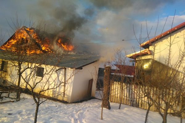 Gospodărie distrusă de incendiu la Neagra Șarului (FOTO)