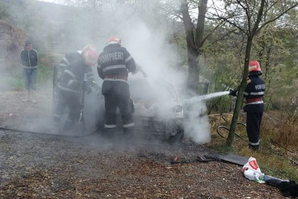 Mașină incendiată în Bălăceana