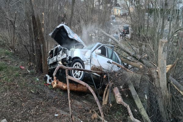 Pieton la un pas de moarte după ce a fost lovit de un autoturism care a ieșit în decor