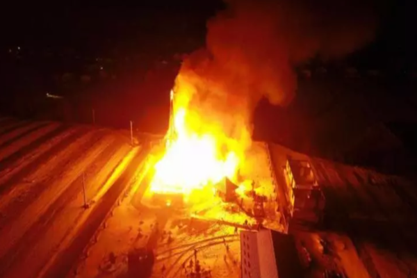 O biserică din Suceava ARDE generalizat. ISU a trimis 10 autospeciale să stingă incendiul