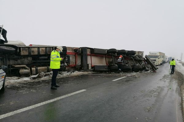 Un TIR încărcat cu ciocolată s-a răsturnat pe E85 (FOTO)