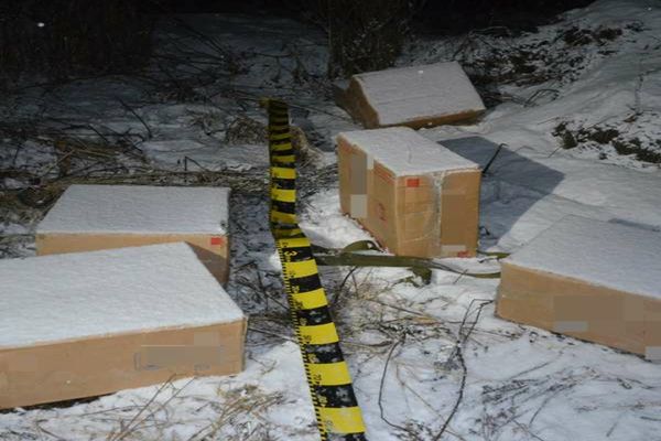 Focuri de armă la frontiera de nord! Ţigări în valoare de aproximativ 82.000 lei, confiscate 