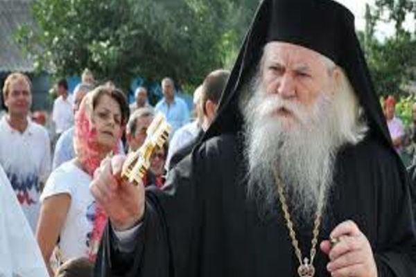 Arhiepiscopul Sucevei şi Rădăuţilor recomandă preoţilor să ceară ‘cu decenţă’ contribuţiile băneşti