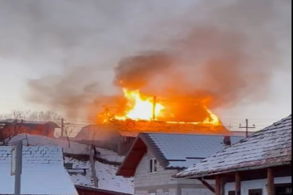 Incendiu violent în municipiul Câmpulung Moldovenesc (FOTO)