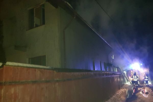 Locuință salvată de flăcări (FOTO)