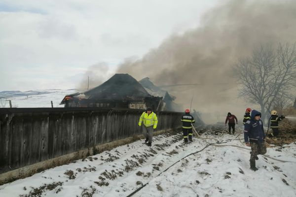 Incendiu violent în Vulturești (FOTO)