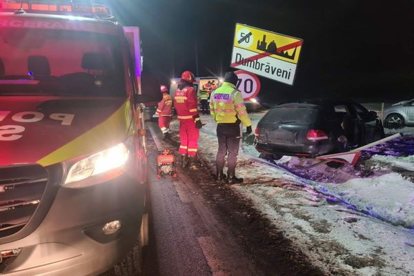 Mașină ieșită în afara părții carosabile în Dumbrăveni (FOTO)