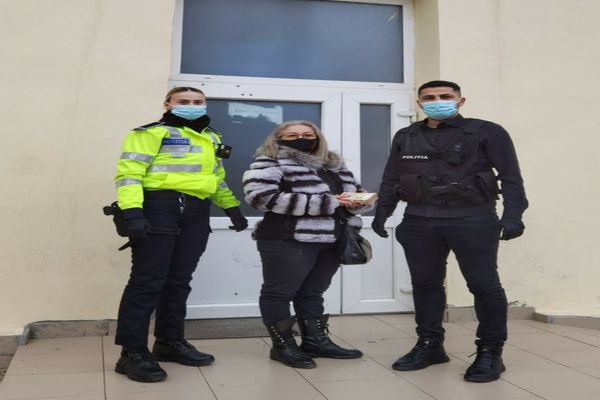 O femeie a găsit 10.000 de euro pierduți de un sucevean într-un centru comercial și i-a predat Poliției