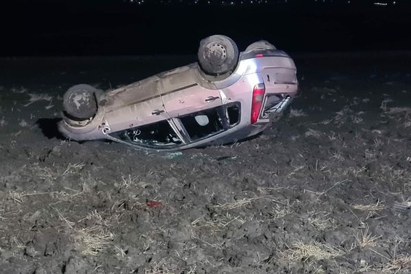 Accident spectaculos: autoturism răsturnat în decor 