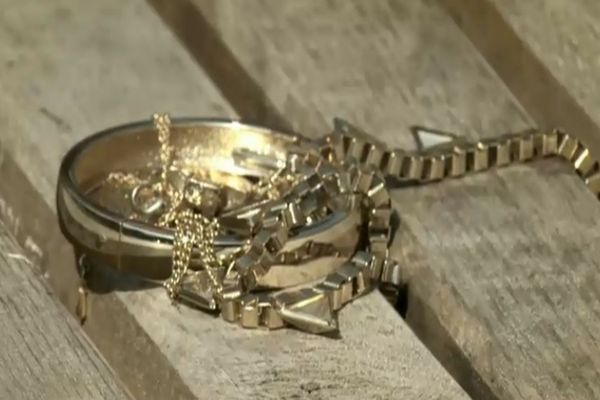 Bătrână tâlhărită de o alta pe care a primit-o în casă