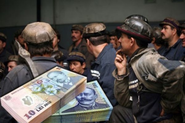 Minerii de la Crucea s-au blocat în subteran  