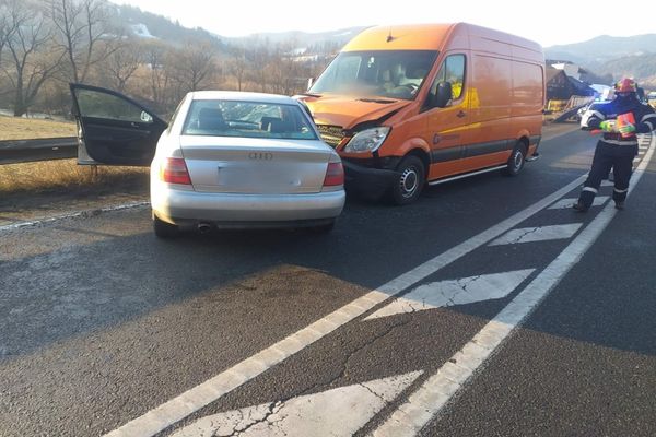Accident rutier la ieșirea din municipiul Câmpulung Moldovenesc. Trei persoane au ajuns la spital (FOTO)