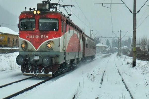 Atât de beat că nu a văzut că vine trenul și a intrat în coliziune cu acesta! Din fericire, au rezultat doar pagube materiale