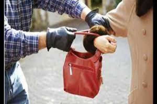 ATENȚIE! Ce trebuie să faci pentru a NU deveni victima unei infracțiuni de tâlhărie