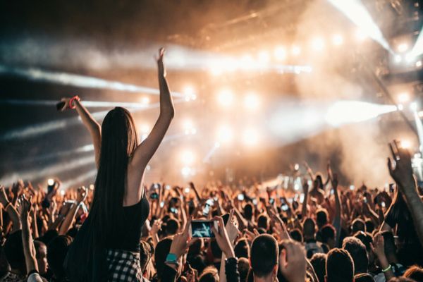 Românii vaccinați ar putea scăpa de restricții la restaurante, evenimente culturale și sportive, pe baza adeverinței verzi europene