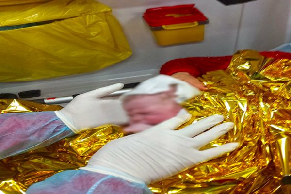 A ales să vină pe lume în ambulanța SMURD și a avut drept ”moașe” trei paramedici