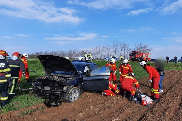 Un autoturism a luat foc după impactul cu un cap de pod 