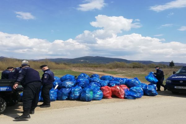 Campanie de ecologizarea traseelor turistice a jandarmilor suceveni