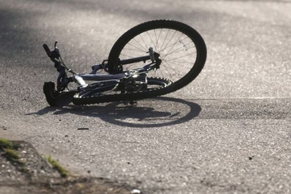 Copil pe bicicletă, accidentat de un șofer neatent
