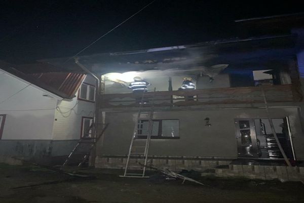 Gospodarie afectată de flăcări în Frasin! Incendiul a pornit de la un fier de călcat uitat în priză