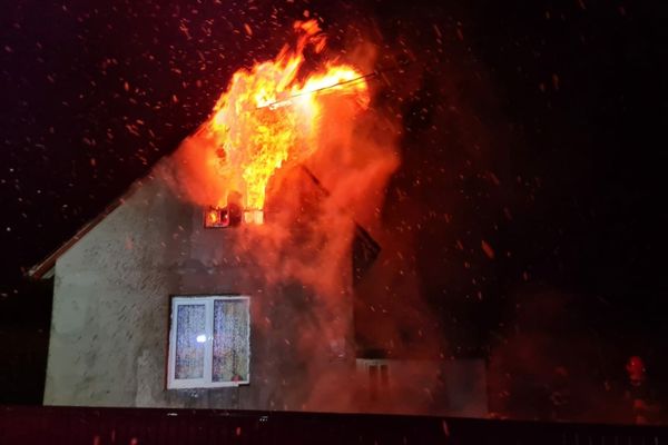 Incendiu în Plopeni pornit de la un coș de fum deteriorat