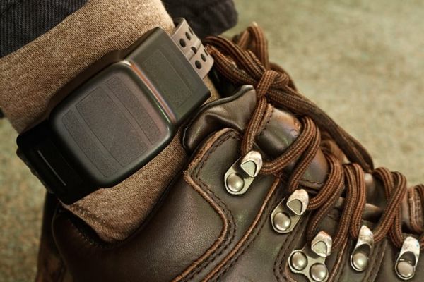 Legea privind monitorizarea cu brățări electronice, promulgată de Klaus Iohannis