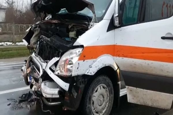 S-a oprit cu ambulanța în parapet! Pacienta transportată a avut nevoie de îngrijiri medicale
