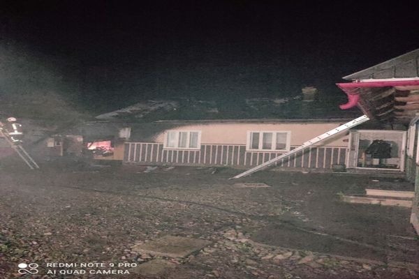 Gospodărie distrusă de incendiu la Fetești! Focul a fost pus intenționat (FOTO)