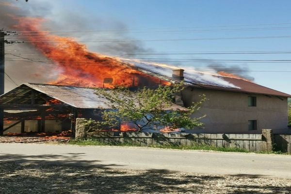 Incendiu de amploare la Dolhești! Trei persoane au suferit atac de panică