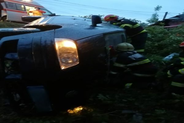Mașină răsturnată la Milișăuți. Două femei au rămas încarcerate