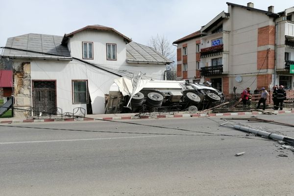 O autobasculantă încărcată cu pietriș s-a oprit în peretele unei case (FOTO)