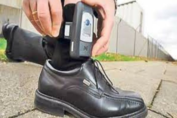 A intrat în vigoare legea care prevede utilizarea brăţării electronice pentru monitorizarea prin GPS în cadrul unor proceduri penale