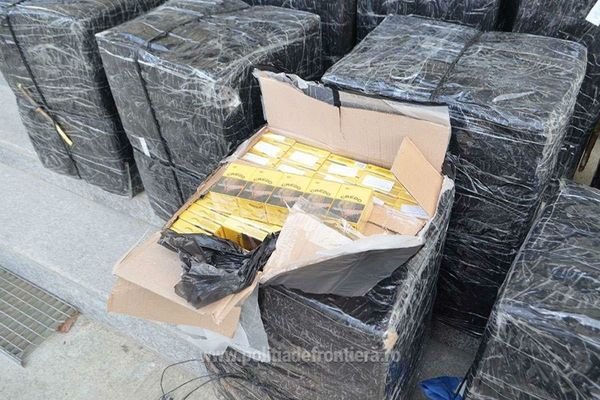 Două persoane reținute și țigări de contrabandă în valoare de  aproximativ 400.000 lei confiscate de polițiști