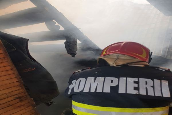 Incendiu la Corpaci! Focul a pornit de la un cablu electric defect