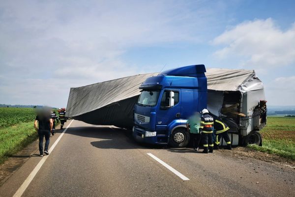 Autotren încărcat cu parchet, răsturnat pe șosea