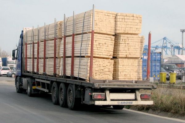 Cherestea confiscată de polițiști