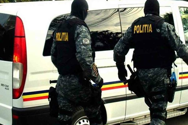 DIICOT, percheziții comune cu carabinierii din Bergamo în județele Iași și Suceava - acuzații de trafic de persoane și spălare de bani (VIDEO)