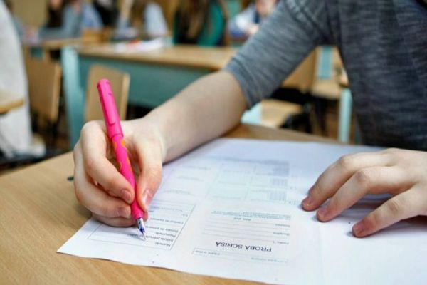 Încep înscrierile pentru Evaluarea naţională. Absolvenții de clasa a VIII-a sunt înscriși automat de către școli
