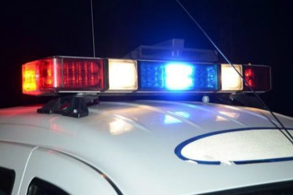 Lipsa de experiență la volan: un tânăr de 22 de ani s-a răsturnat cu mașina într-o albie de râu