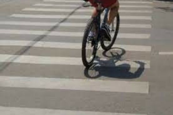 Biciclist de 13 ani accidentat pe trecerea pentru pietoni